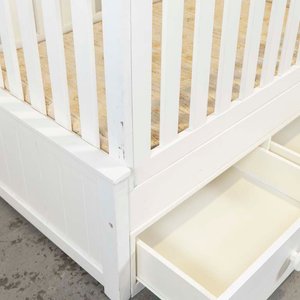 Cuna Cajonera Blanca con Barandas y Dos Cajones - imagen 3