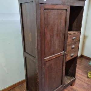 L 957 - 1 Pieza - Antiguo ropero en madera de buen porte, con una puerta lateral, tres cajones y estantes para organizar (Medidas 94x40x173cm) - imagen 7
