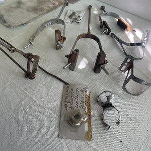 Lote de Repuestos de Frenos de Bicicleta y Tornillería Variada - imagen 2