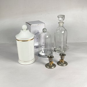 Lote siguiente: Lote de 5 piezas: Botellón de vidrio, recipiente blanco y candeleros vintage