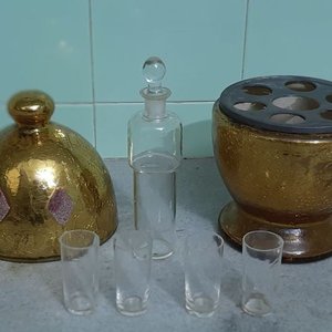Licorera de Vidrio Dorado con Tapa y 4 Vasitos - imagen 3