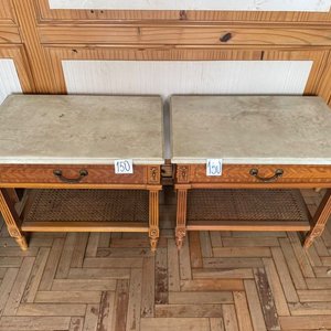 Par de Mesas de Luz Inglesas de Madera con Estante de Esterilla y Tapa de Mármol - imagen 2