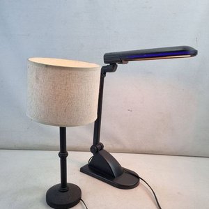 Par de Lámparas de Mesa: Una con Pantalla de Tela y Otra Articulada con Tubo Fluorescente - imagen 4