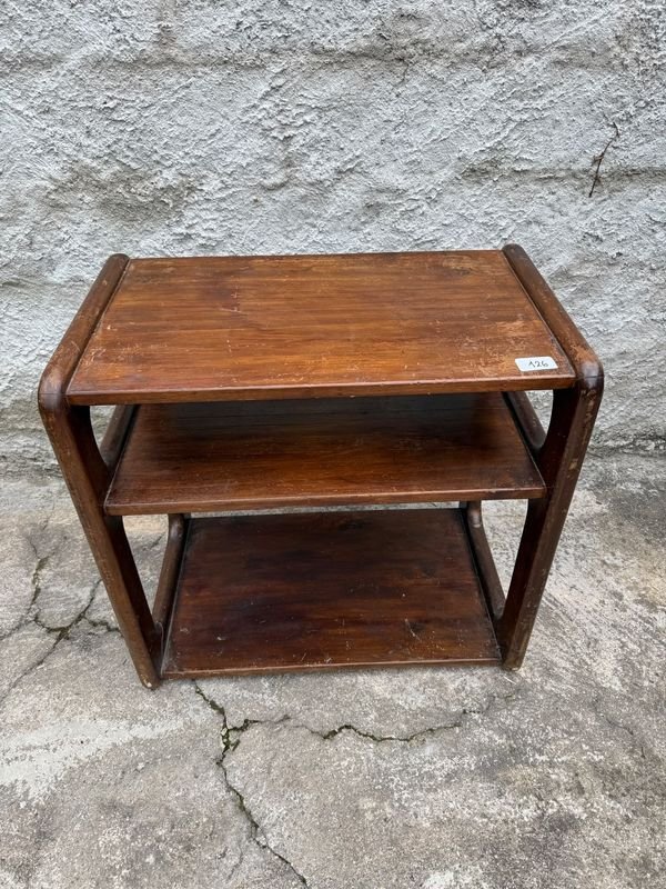 Mesa Auxiliar de Madera con Tres Niveles