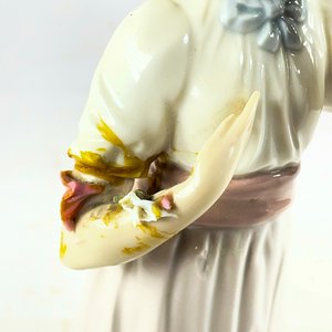 Figuras de Porcelana Nao y Blanc de Chine: Dama con Sombrero y Figura Oriental - imagen 3
