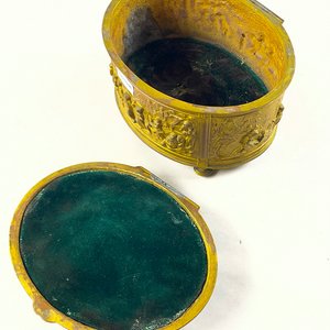 Alhajero Oval de Bronce Labrado con Escenas Figurativas - imagen 4