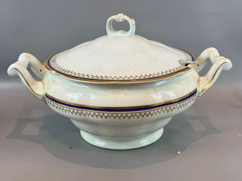 Guisera de Porcelana Polaca con Detalles Dorados y Azules