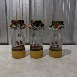 Set de 3 Botellas de Vidrio Decoradas a Mano con Tapas de Tela Estampada - imagen 6