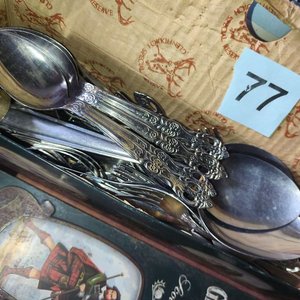 Lote siguiente: Lote de Cubiertos Varios: Cucharas, Tenedores y Más de 100 Piezas