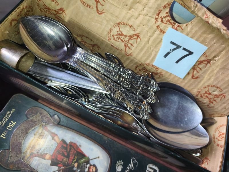 Lote de Cubiertos Varios: Cucharas, Tenedores y Más de 100 Piezas
