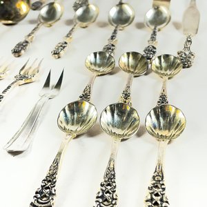 Veintisiete Piezas de Metal con Cabo Labrado: Cuchillos de Postre, Cucharas de Té y Pinza - imagen 4
