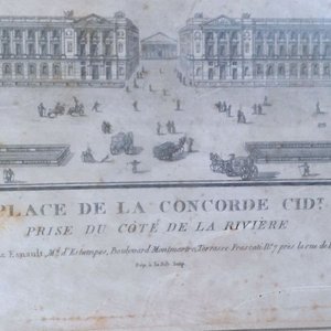 grabado enmarcado corresponde a una notable pieza histórica titulada "Vue de la Place de la Concorde Cid.t [ci-devant] Louis XV, prise du côté de la rivière" (Vista de la Plaza de la Concordia, anteriormente Luis XV, tomada desde el lado del río). 42*42 - imagen 2