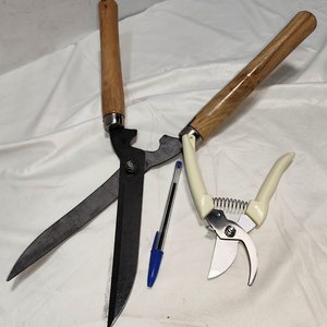 Set de Dos Tijeras Cora: Podadora Grande Dos Manos y Tijera de Poda con Resorte - imagen 4