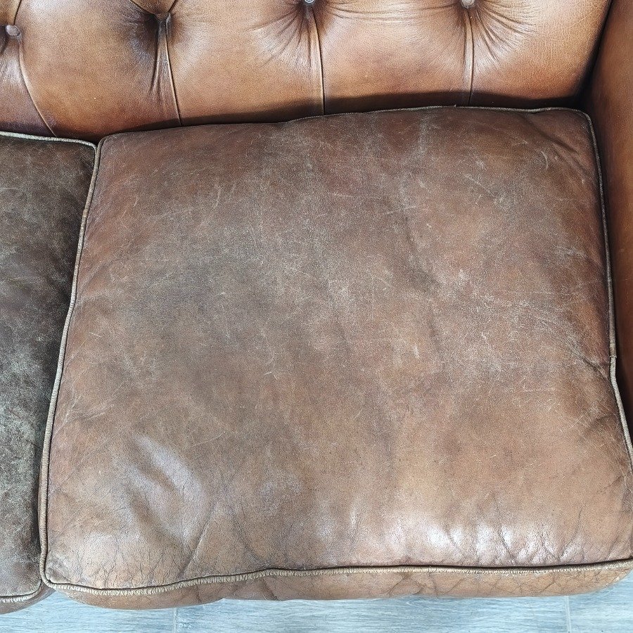 Sillón de cuero natural con respaldo capitoneado y almohadones desgastados - imagen 9