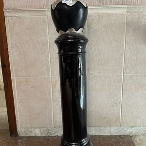 Pedestal Negro con Portamaceta Decorado - imagen 3