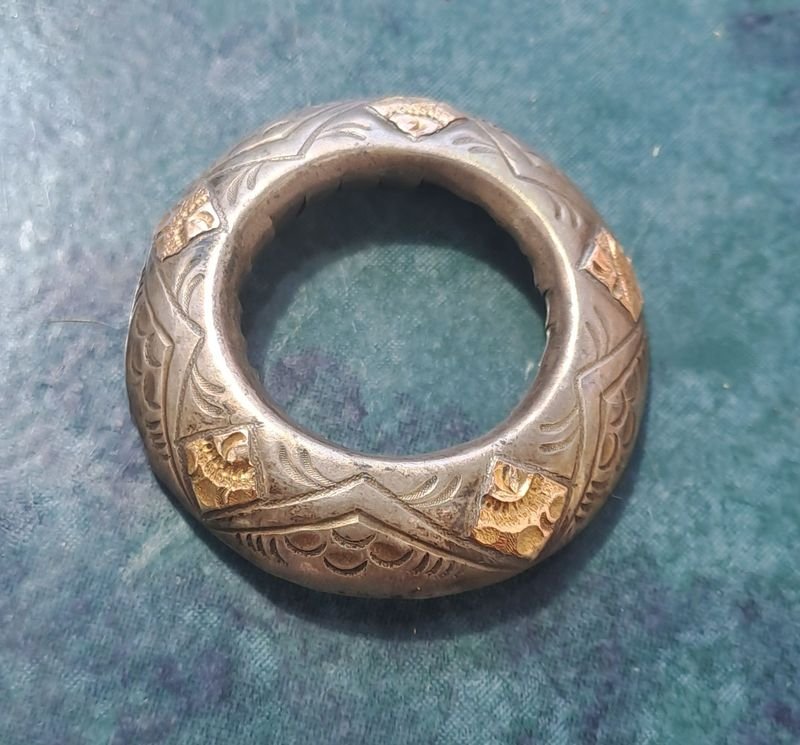 Lote siguiente: Anillo de Oro y Plata con Diseño Intricado