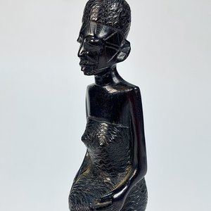 Talla de Dama Africana en Madera con Canastos - 22 cm - imagen 2