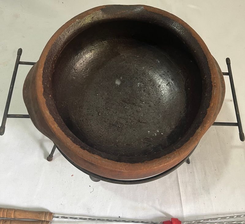 Olla Fondue Cerámica con Manija y Puntas de Metal - imagen 2