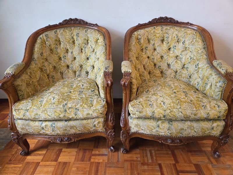 Sillones Luis XV con respaldo capitoneado y estructura en madera esculturada - imagen 6