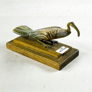 Figura de Ave Decorativa en Piedra y Bronce sobre Base de Madera - imagen 1