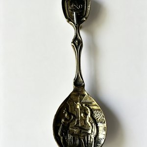 Cuchara Decorativa Antigua de Bronce con Grabados Religiosos - imagen 2