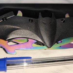 Navaja Karambit Doble Hoja Tornasolada Diseño Murciélago - imagen 3