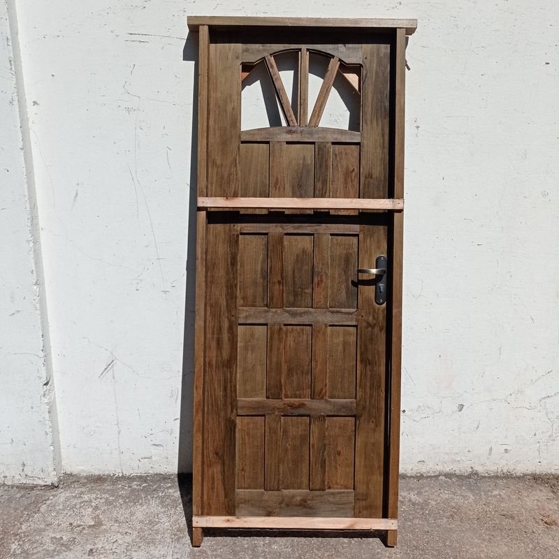 Puerta exterior en madera maciza con marco y cerradura - imagen 6