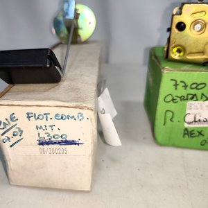 Lote de Autopartes: Cerraduras Clio, Flotador L300, Llaves de Luces - imagen 3