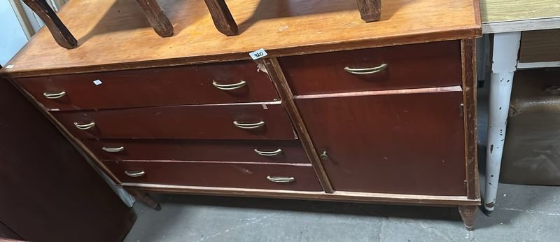 Lote siguiente: Comoda con 5 cajones y una puerta