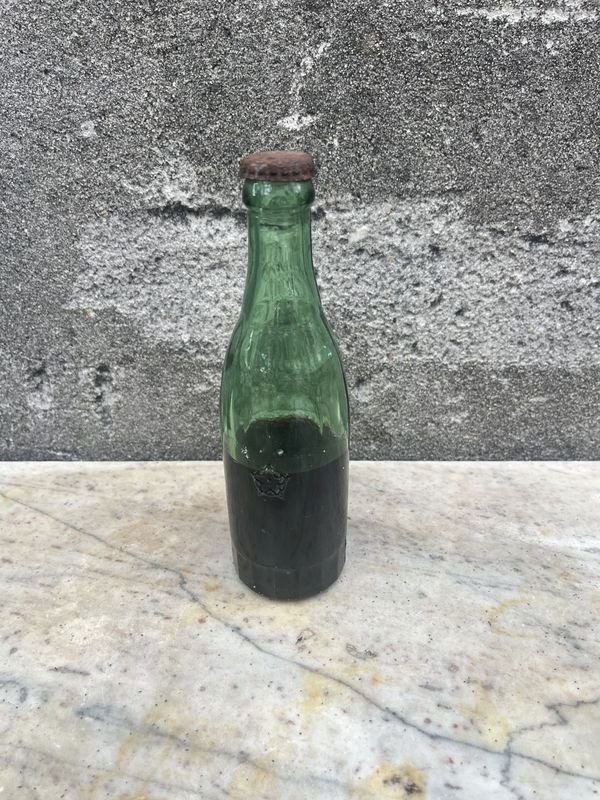 Botella de vidrio con líquido - imagen 3
