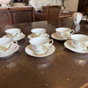 Lote siguiente: Juego de Té de Porcelana con Dragón: 2 Teteras, Azucarera, 6 Tazas y 6 Platos