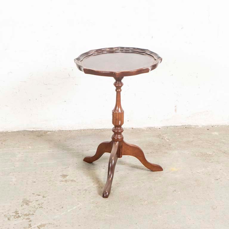 Lote siguiente: Pequeña mesa de sala inglesa con tapa lobulada y pie central trípode