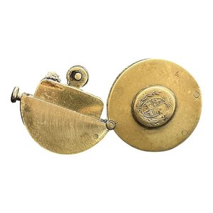 Encendedor Antiguo Artesanal de Bronce con Perfil de Artigas y Escudo Nacional - imagen 4