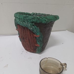 Maceta Decorativa Marrón con Borde Verde y Diseño de Puerta - imagen 3