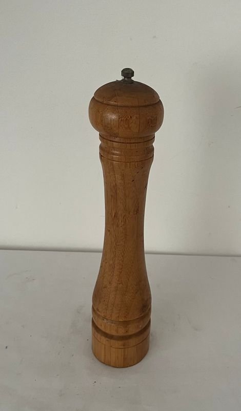 Lote siguiente: Pimentero de madera con características únicas