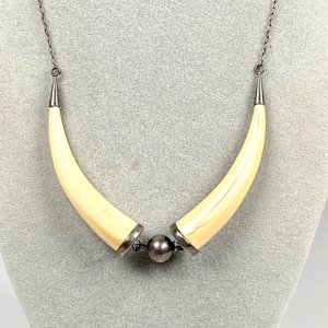 Cadena de Plata con Colmillos de Marfil y Detalle Metálico - imagen 3
