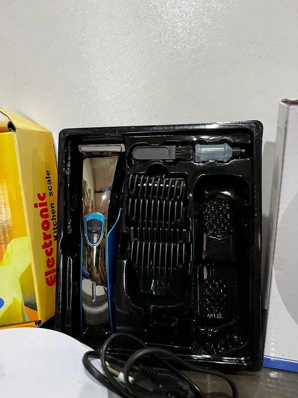 Cortadora de pelo y balanza de cocina en buen estado - imagen 3