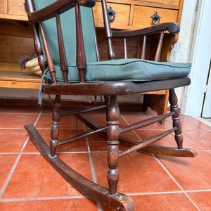 Mecedora Antigua Estilo Americano en Madera Torneada con Tapizado Verde - imagen 3