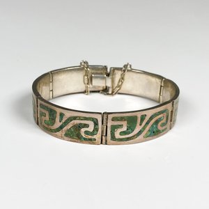 Lote siguiente: Pulsera Gruesa de Plata con Diseño Greca y Piedra Verde