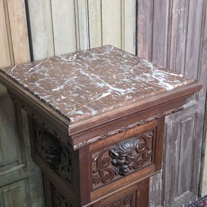 Pedestal de Roble Tallado Estilo Renacimiento con Tapa de Mármol y Rostro Esculpido - imagen 3
