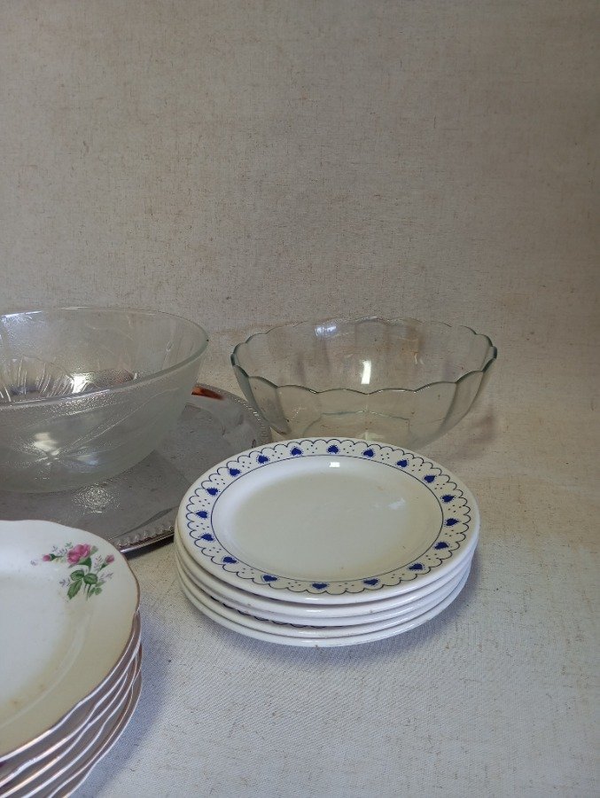 Bolsas y platos de vidrio en estantería - imagen 3