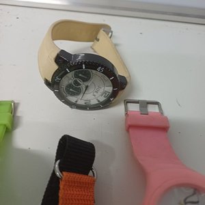 Lote de 11 Relojes Variados: Rosado, Verde, Negro y Más - imagen 6