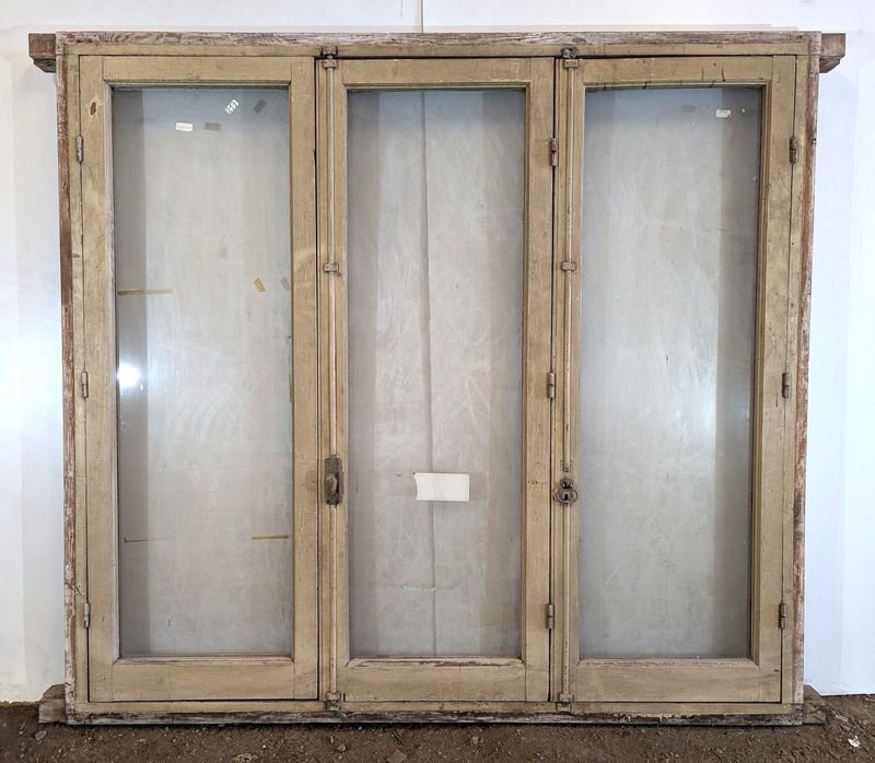 Lote anterior: Ventana antigua de tres hojas batientes en cedro y pinotea