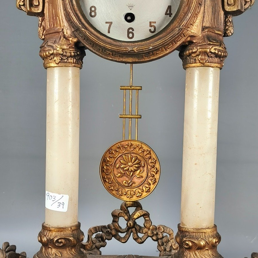 Relojes de Sobremesa Antiguos Francés con Estructura Ornamental y Columnas en Alabastro - imagen 8