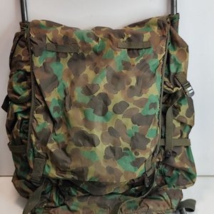 Mochila Militar Camuflada con Estructura Metálica para Espalda - imagen 1