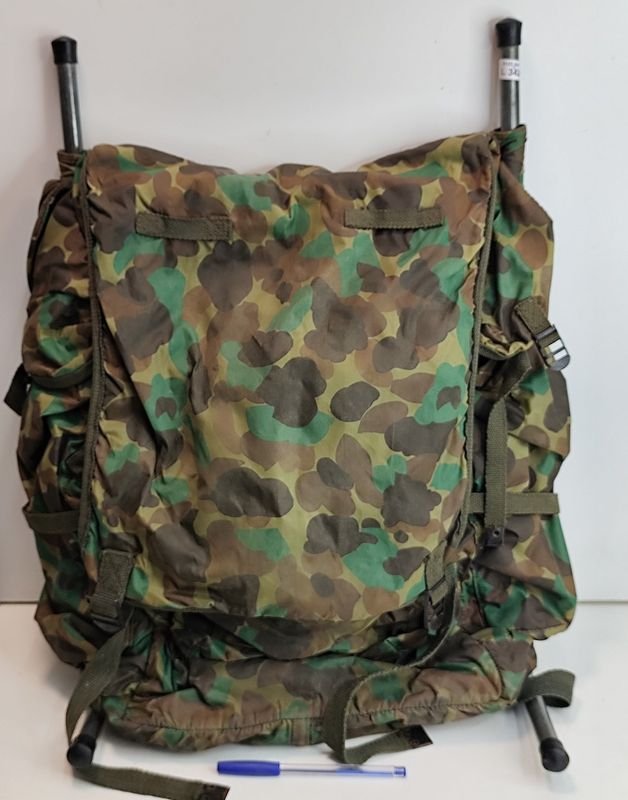 Mochila Militar Camuflada con Estructura Metálica para Espalda