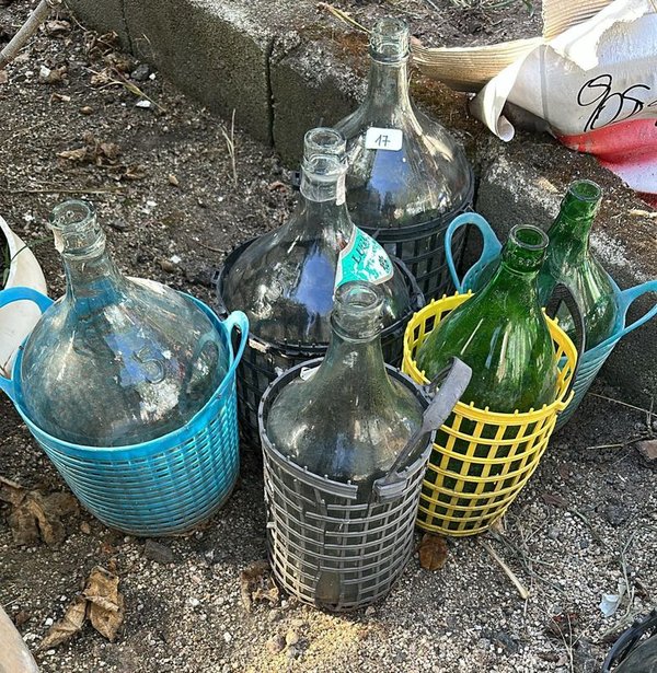 Botellas de vidrio y contenedores plásticos - imagen 2