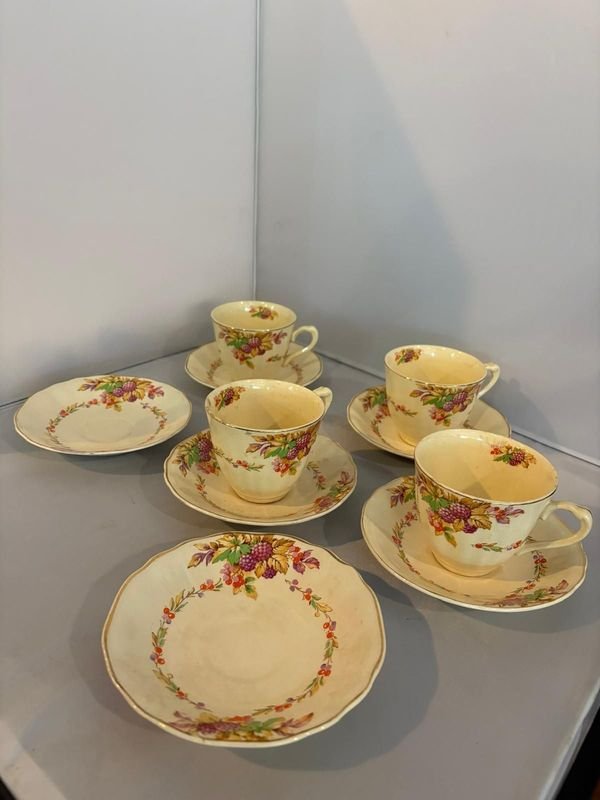 Lote anterior: Juego de té inglés - Colección de porcelana con diseño floral y detalles dorados