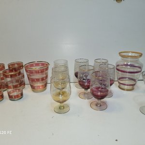 Cristalería Variada: Vasos, Copas y Florero con Detalles Dorados y Grabados - imagen 2