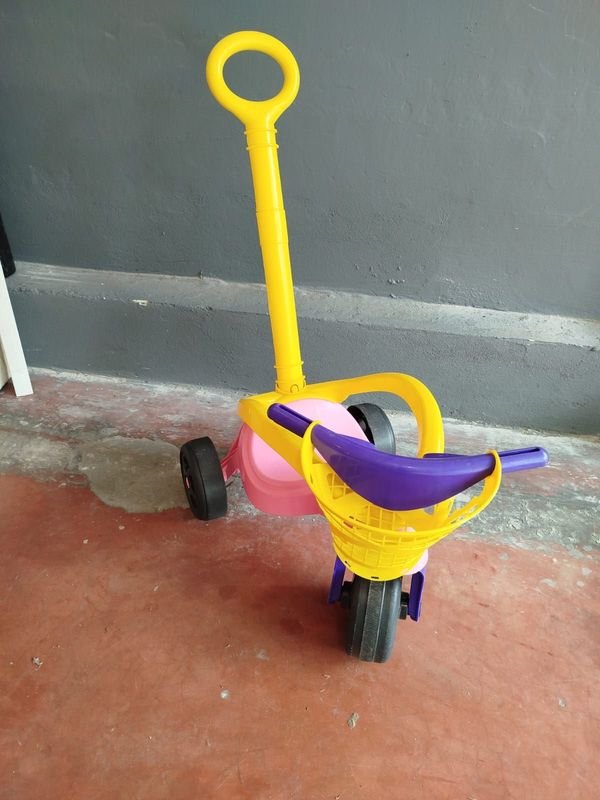 Triciclo andador para niños - imagen 2